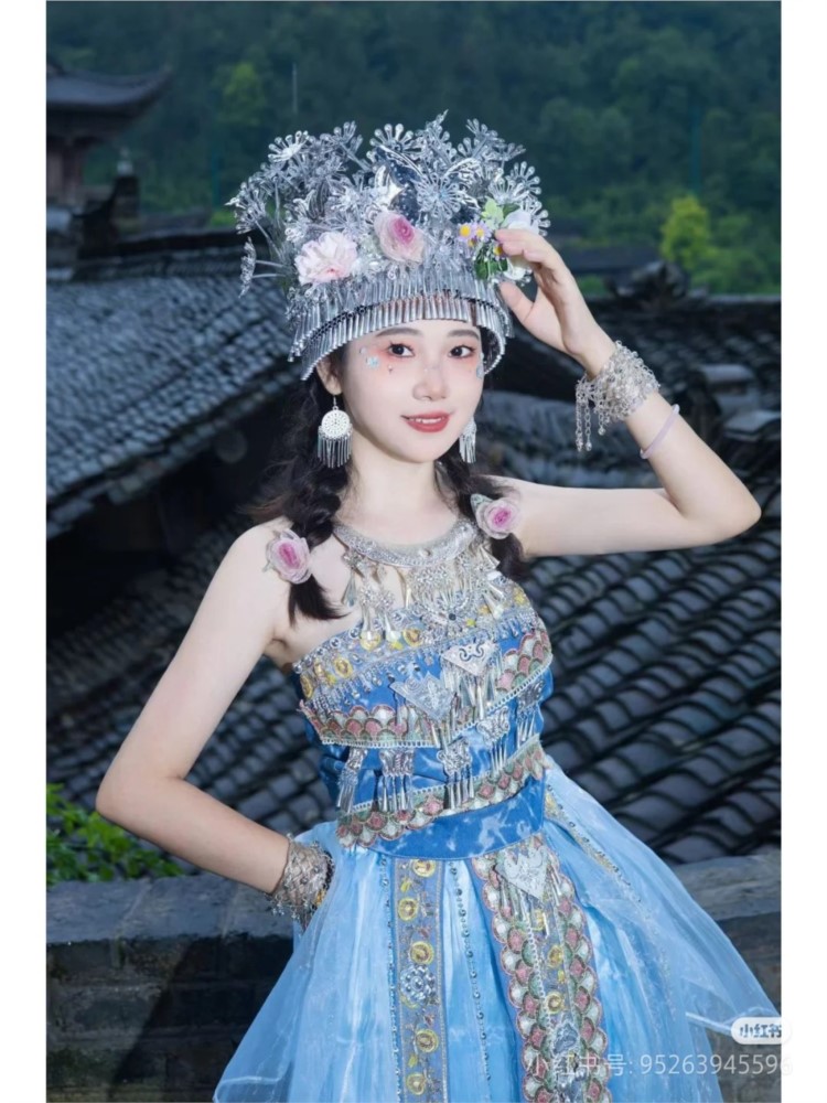 Photography Lighting Style - 新しいライトブルーの家族向け旅行写真と民族衣装をフィーチャーしたポートレートスタイル